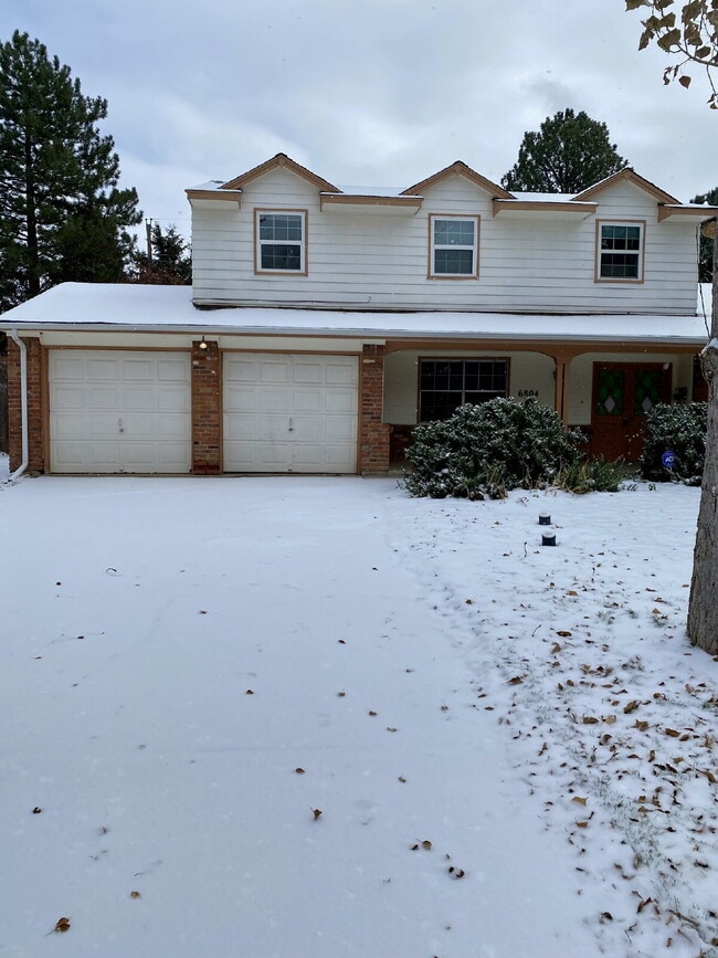 Building Photo - Don't miss out on this 5 bed 2.5 bath hous...