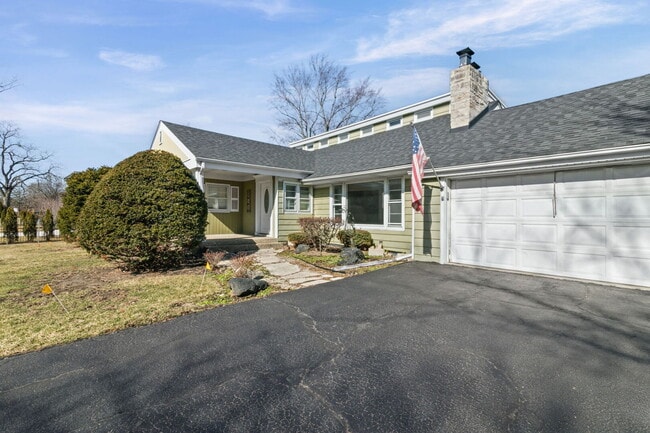 Building Photo - 836 W Everett Rd