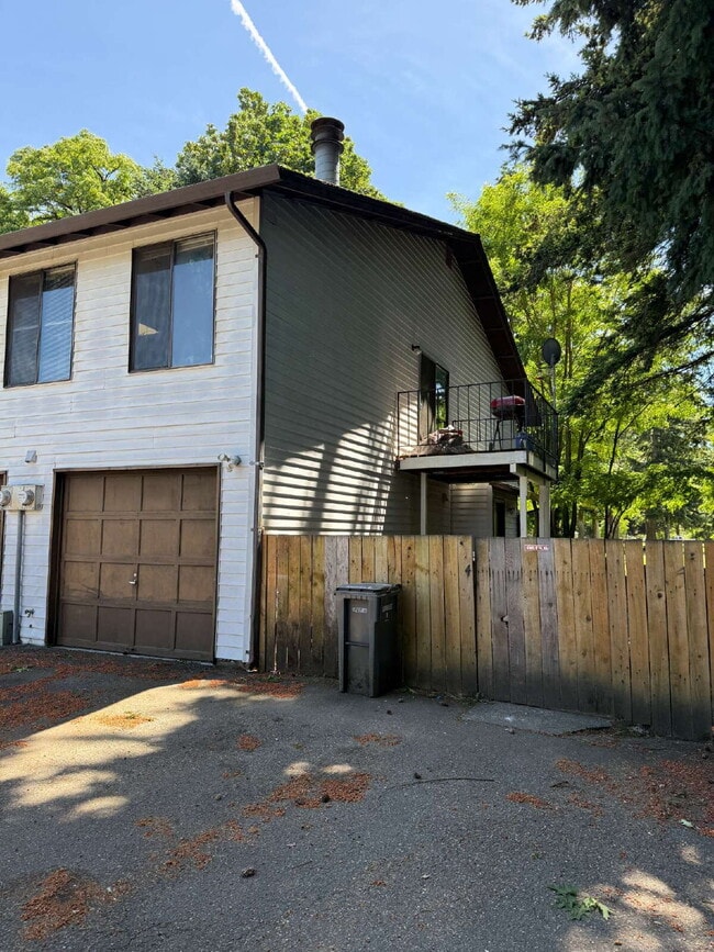 Building Photo - Hidden Gem in Auburn Available Now! Unit 4