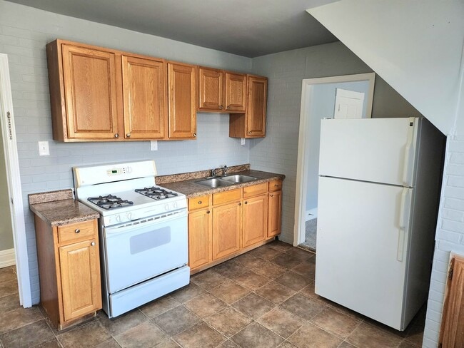 Building Photo - 13th Street Duplex Unit Upper Rental