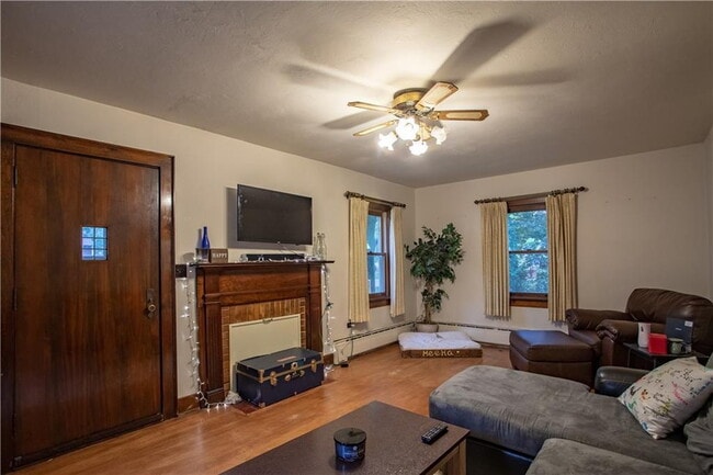 Photo - 3 bedroom, 1 bathroom Home With Garage