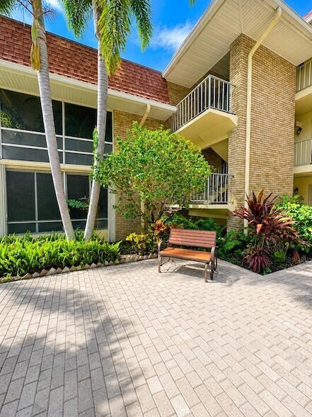 5570 Tamberlane Cir Unit 0110