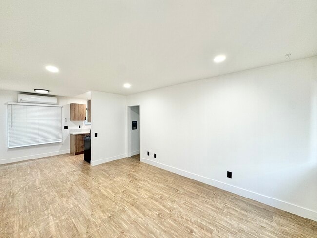 Building Photo - 412 Brooks Ave Unit B Rental