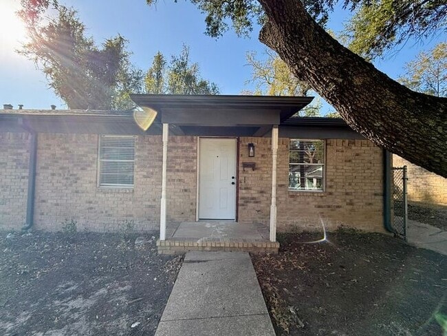 Building Photo - Newly Renovated Duplex for Rent!