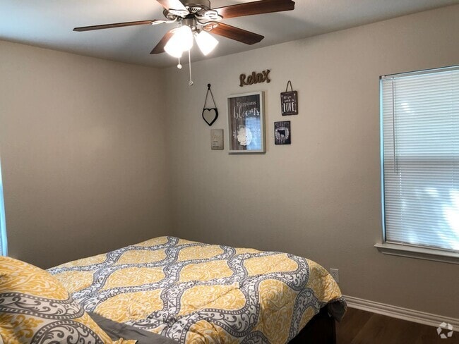 Building Photo - Move in Ready - 3 bedroom 2 bath 1 car garage Rental