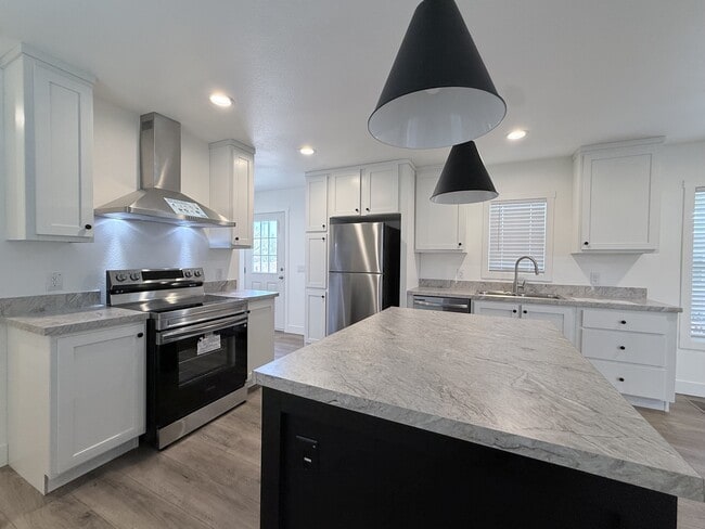 Photo - 2060 N Center St