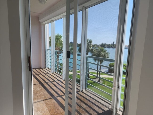 Photo - Condo - Coral Pointe At Harbourside with Water Views Unidad P589 - 8040 Sailboat Key Blvd S, 203