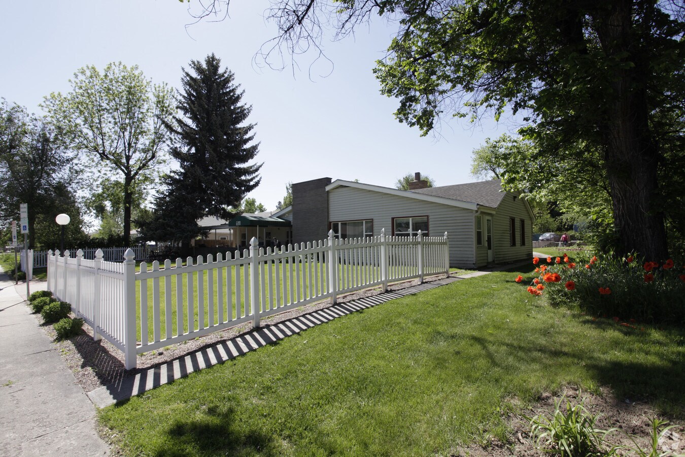 Photo - 811 E Myrtle St