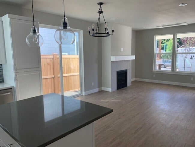 Building Photo - West Side 3 Bedroom with Garage Rental