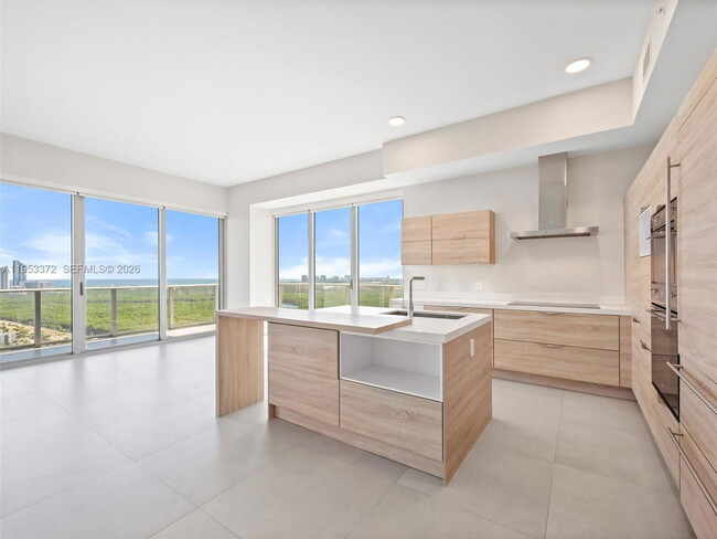 Building Photo - 16385 Biscayne Blvd Unit PH8