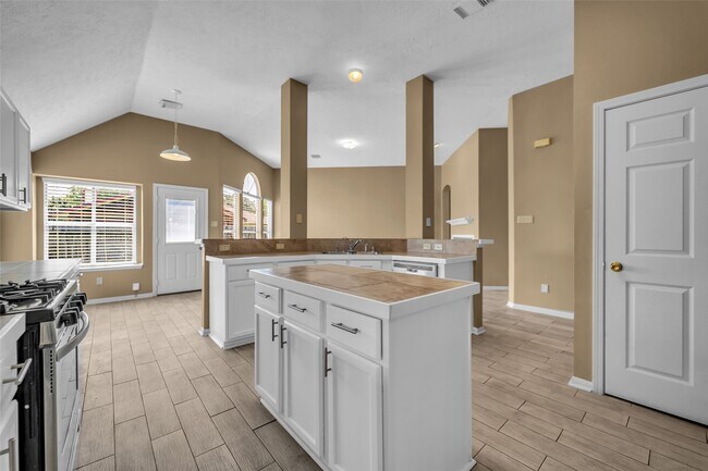 Photo - 1046 Willersley Ln