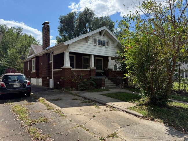 Building Photo - Newly refreshed home