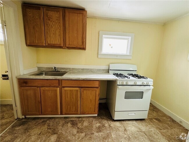 Building Photo - 119 W Bridge St Rental
