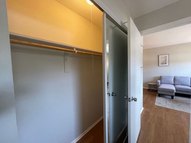 Photo - 4547 N Dover St Unidad 2H