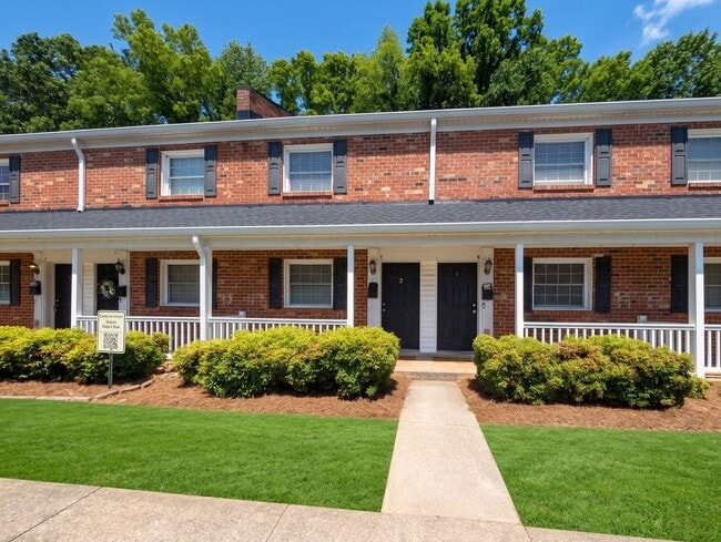 Building Photo - Cozy condo located in the Williamsburg on Commonwealth community minutes from Plaza Midwood! Unit F