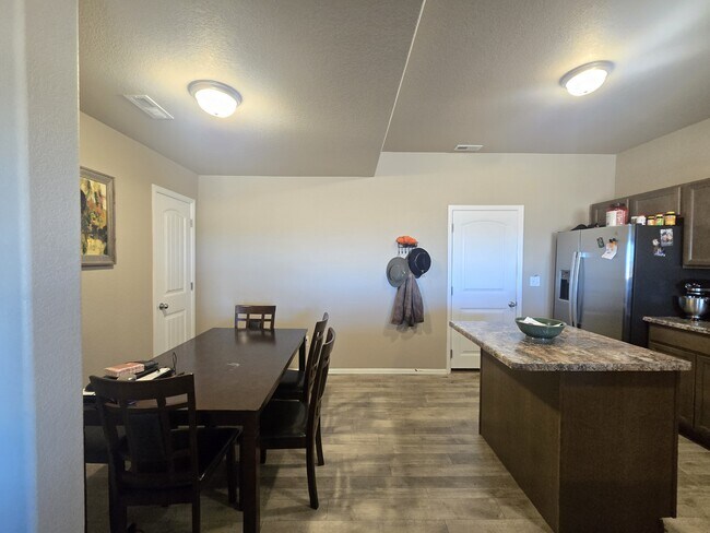 Photo - 7662 Spruce Pne Grv