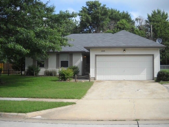 Building Photo - 3 BR, 2 BA, 2 Car Garage ranch home located near Horton Smith Golf Course & Nathaniel Greene Park.