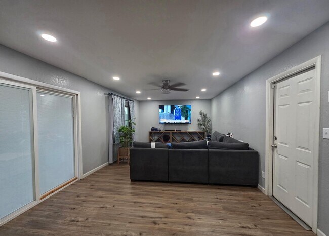 3101 W Bluefield Ave