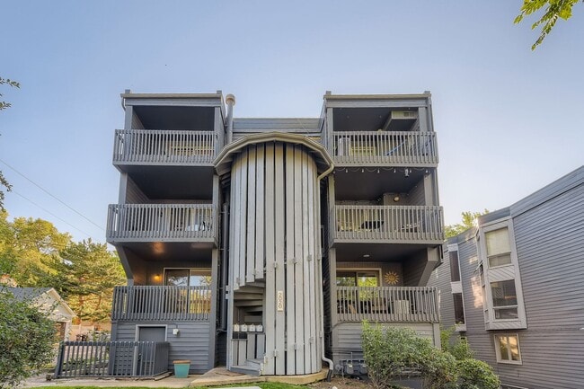 Two Story Condominium Prime Location! Just... - Two Story Condominium Prime Location! Just...