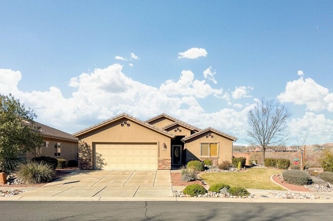 Building Photo - Single family with views and covered patio.