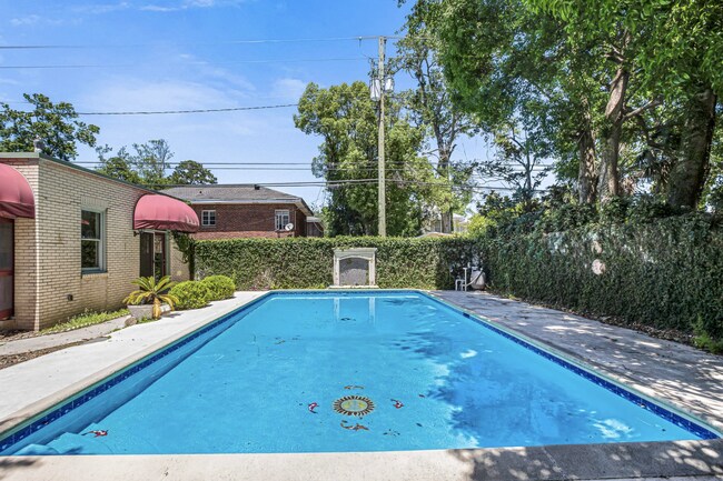624 E Victory Dr