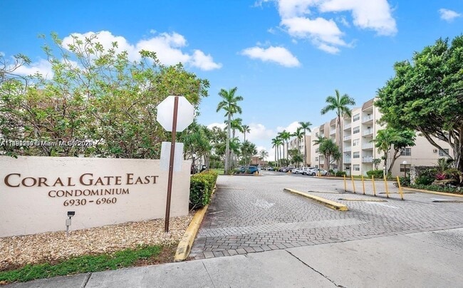 Photo - 6960 Miami Gardens Dr Unidad 2-420