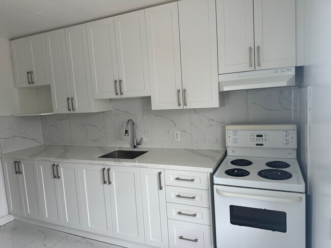 Photo - 119 Rossland Rd E Unit 4