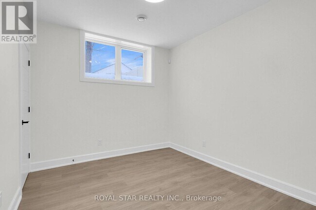 Photo - 547 Mutual St