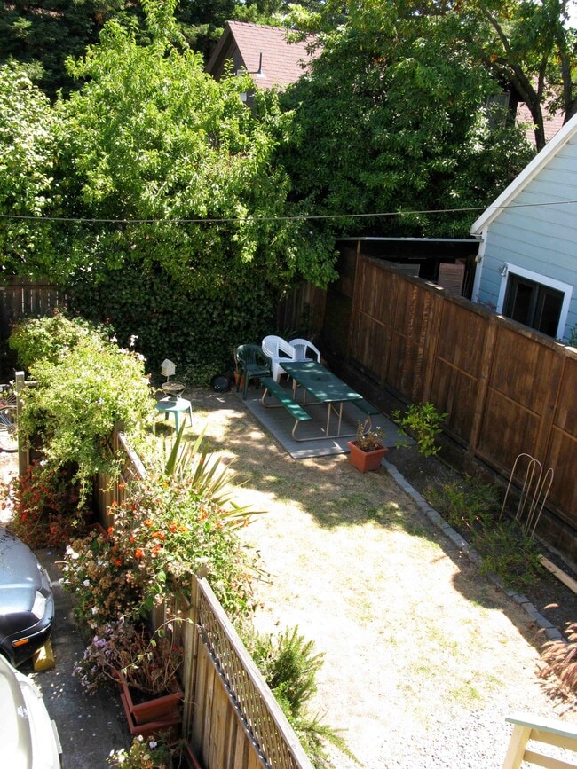 Patio trasero compartido y cercado - 28175 2817.5 Telegraph Ave Unidad 2817.5 Telegraph Ave. Berkeley