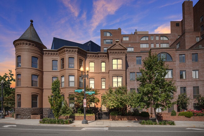 Building Photo - 3 Washington Cir NW Unit 103