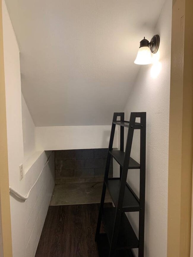 44 -124 Ikeanani Dr Unit B - Downstairs