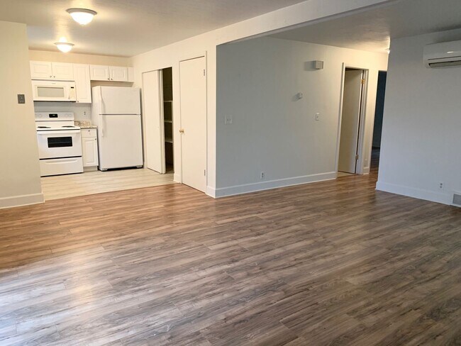 Building Photo - Beautiful Two Bedroom Apt; Salt Lake City, 1,000 sq ft; New Flooring Unit 3362