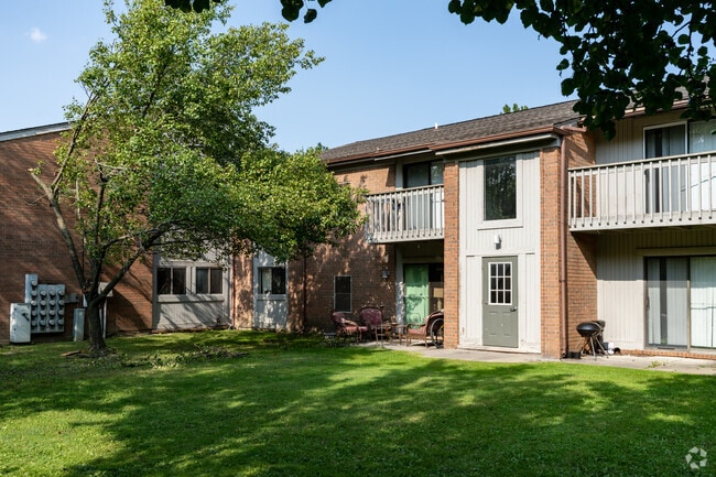 Courtyard in Summer Photo - Bradford Square