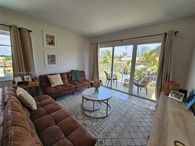 Photo - 3944 NE 167th St Unidad 301 Rental
