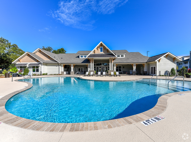 Resort-Style Pool and Clubhouse - Legends North of Broad Rental