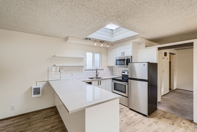 Building Photo - Amazing Open-Concept 1 Bedroom with Skylight in the Heart of Madison Park! Unit 2