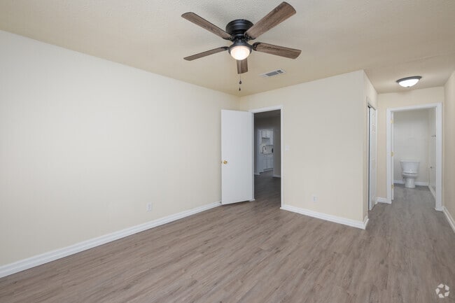 2BR, 1BA - 1,000SF - Primary Bedroom