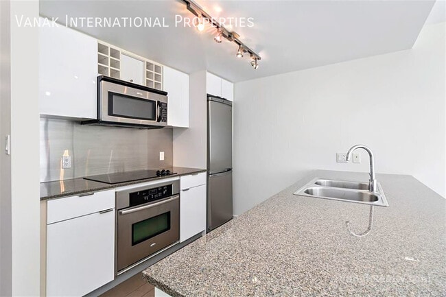 Bright Downtown 1-Bedroom + Large Den with Parking
