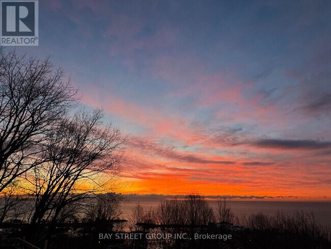 Photo - 11 Redland Crescent W