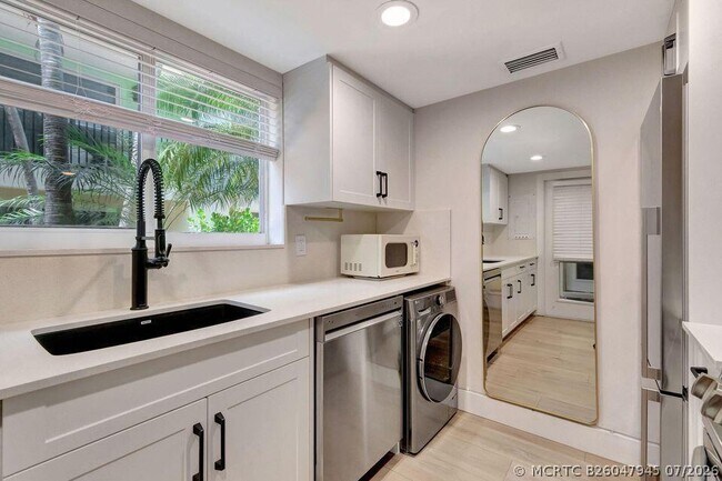 49 SE 7th Ave Unit 2