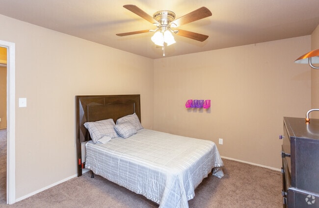 2BR, 1.5BA - 1,100 SF