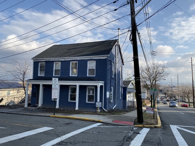 Building Photo - 301 Lilac Ln Unit 1 st floor