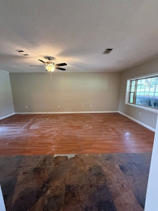 Photo - 3 BEDROOM 2 BATH HOUSE CENTRAL HEAT & AIR, UTILITIES ARE EGW, FENCED YARD, 2 CAR CARPORT, W/D HOO...