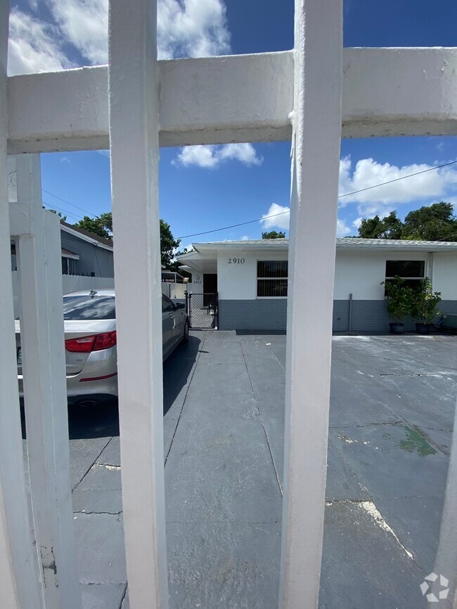 Building Photo - 2910 NW 31st St Rental