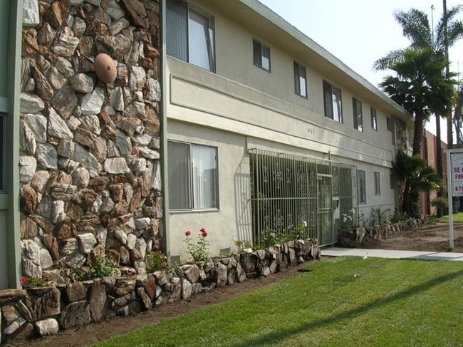 Photo - 643 E 99th St