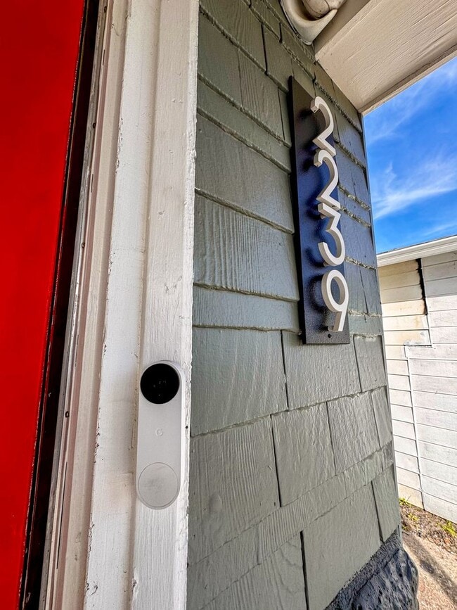 Photo - REMODELED HUGE BRIGHT 2400sf 4BR/3.5BA Havenscourt Split Level Home w Cottage AVAIL NOW