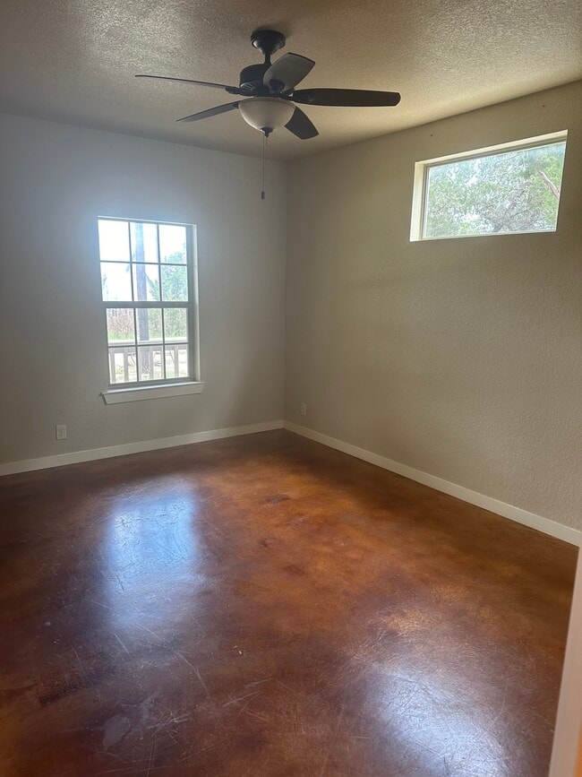 Photo - 1005 Live Oak Dr