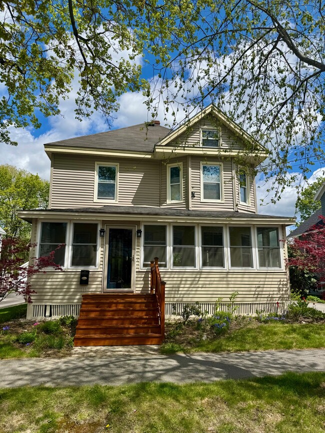 Building Photo - 175 Maple St