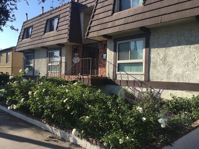 COMPLETELY REMODELED TOWNHOUSE FOR RENT