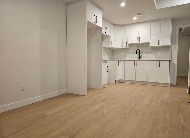 Photo - 15315-15395 95 Ave NW